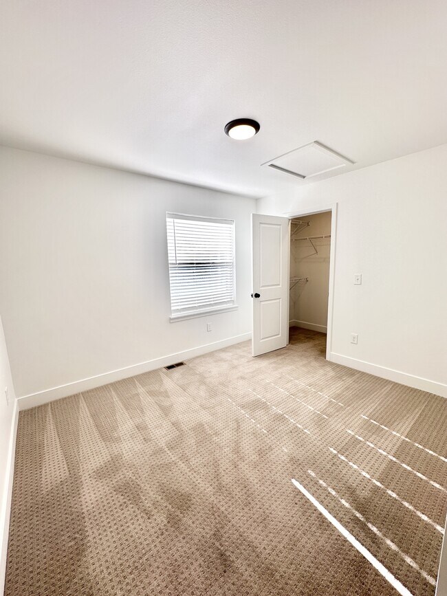 Building Photo - 4004 Blue Pine Ln