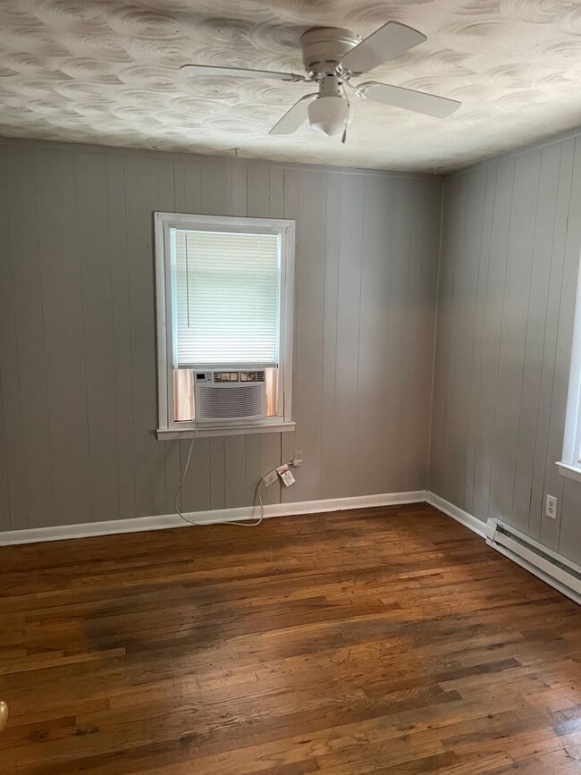 Building Photo - 2 bed 1 bath duplex