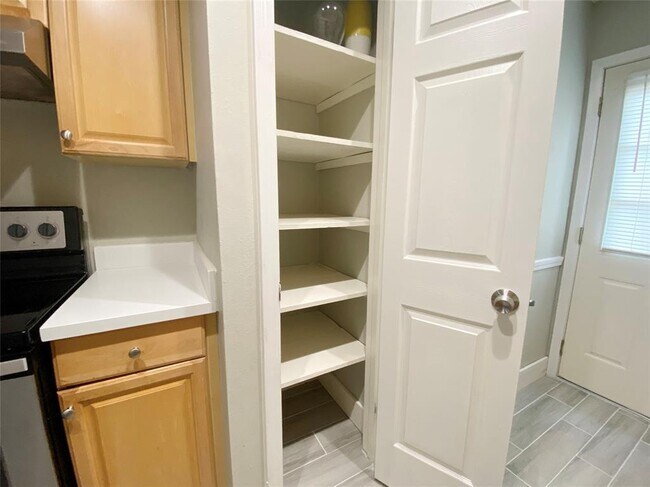 Building Photo - 515 Tallowood Rd