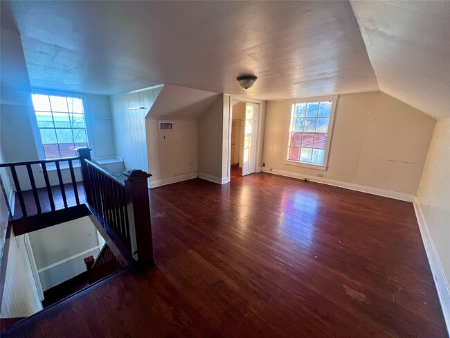 Building Photo - 621 Harrison Ln