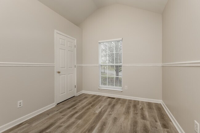 Building Photo - 230 High Chaperal Dr