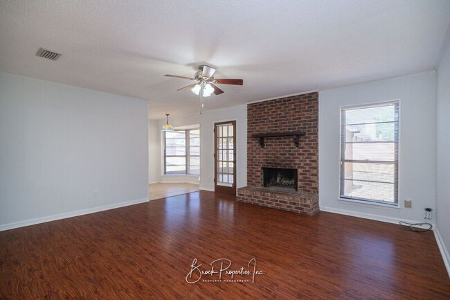 Building Photo - 7811 Woodpointe Dr