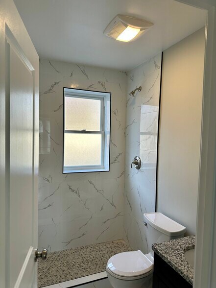 Bathroom - 2501 Grove St