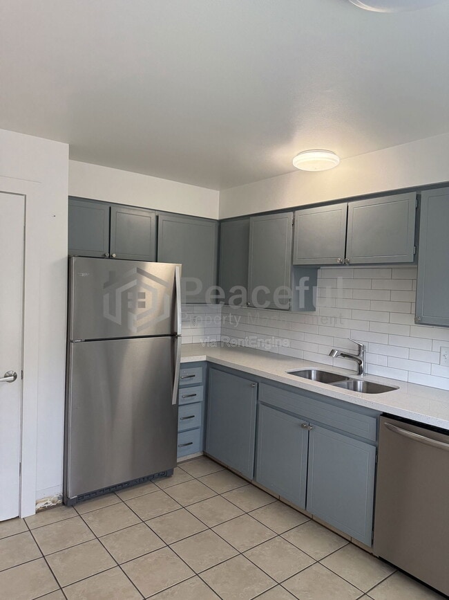 Building Photo - 2025 Broadmoor St S