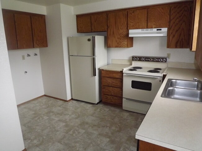 Building Photo - 2 Bedroom 1 1/2 Bath Townhouse Near Bethel...