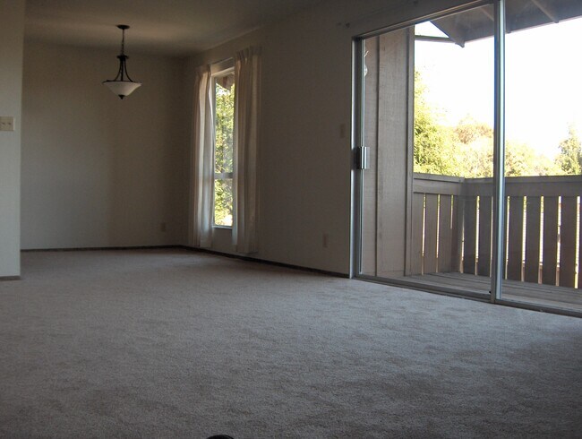 Living Dining area - 27320 Manon Ave