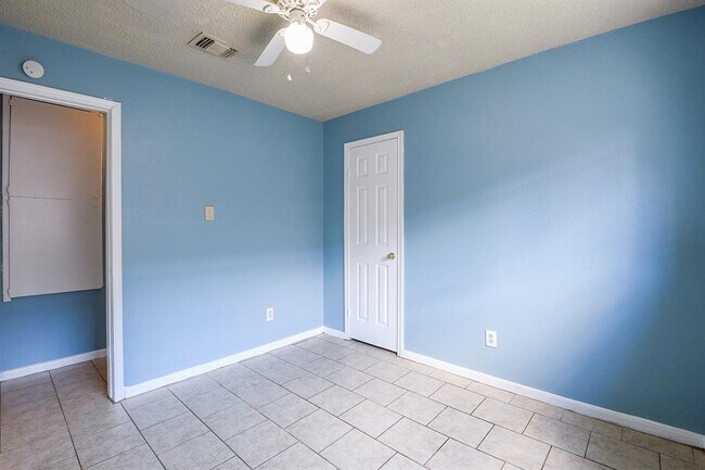 Building Photo - 8714 Valley Song Dr