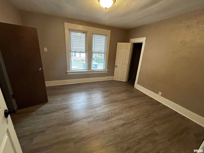 Building Photo - 1031 E Behrends Ave