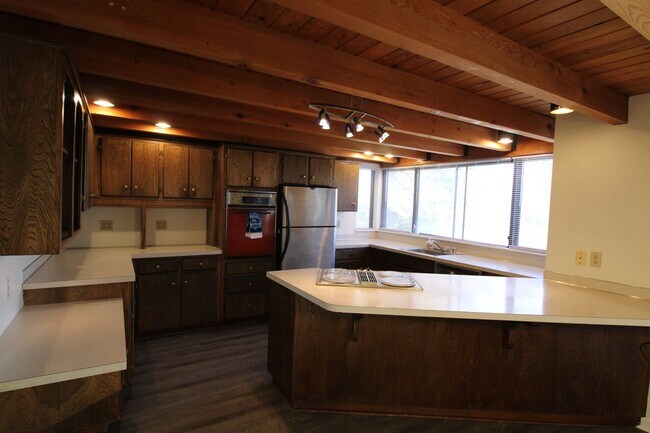 Building Photo - SPACIOUS 3+ BEDROOM SALMON CREEK/MOUNT VISTA MULTI-LEVEL HOME WITH LARGE FENCED YARD!