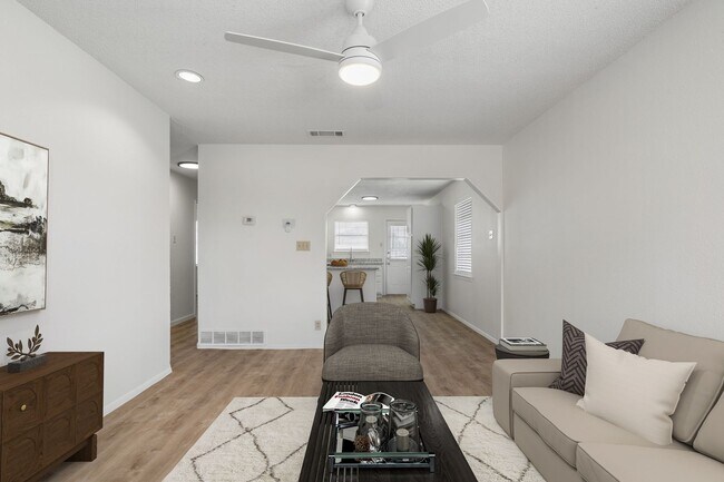 Building Photo - Freshly Renovated 3-Bedroom Duplex