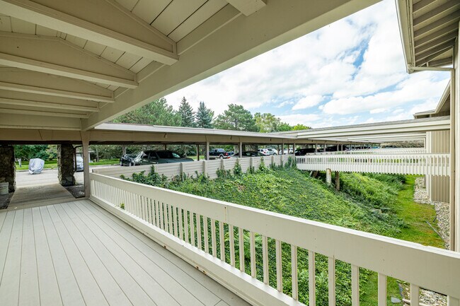 Building Photo - 893 Cliffs Dr
