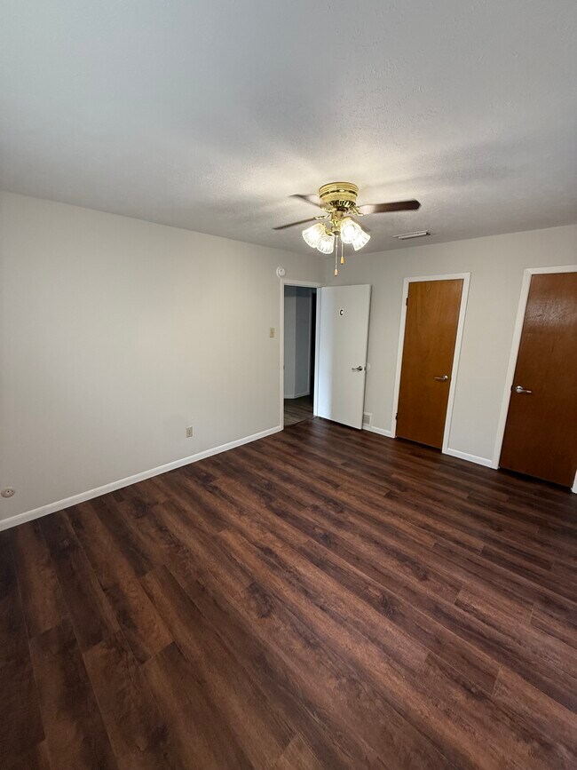 Building Photo - 2420 Pinehurst Ln