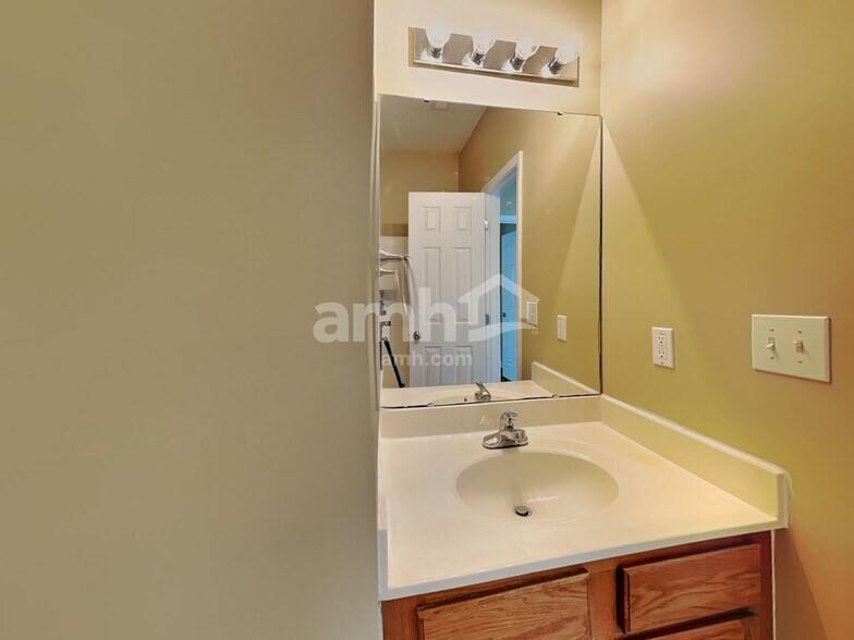 Building Photo - 6878 Coopers Hawk Trl