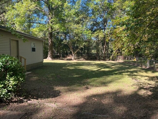 Building Photo - Lone Oak House