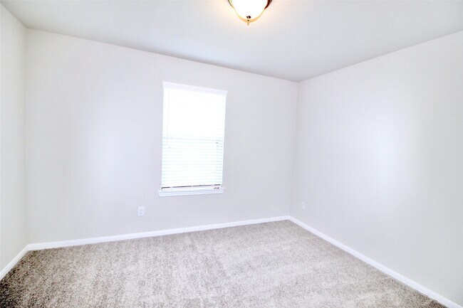 Building Photo - 3422 Dry Creek Dr