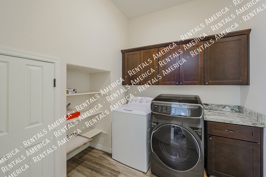 Building Photo - 2322 W Sierra Vista Dr