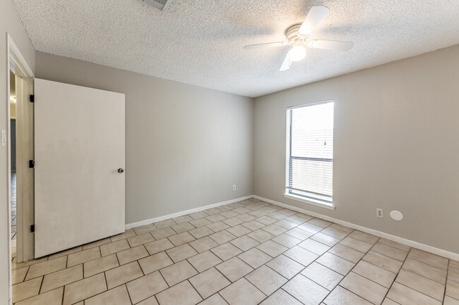 Building Photo - 1914 Rosewood Ln