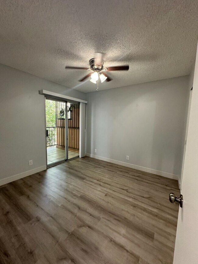 Interior Photo - 124 E 12th St