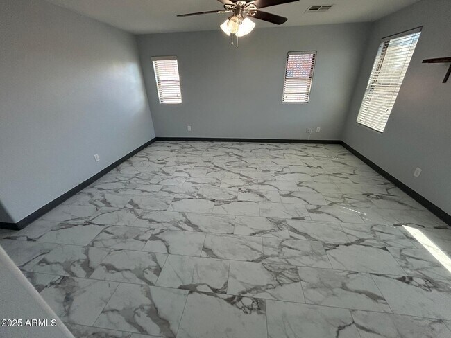 Building Photo - 869 E Doral Ct