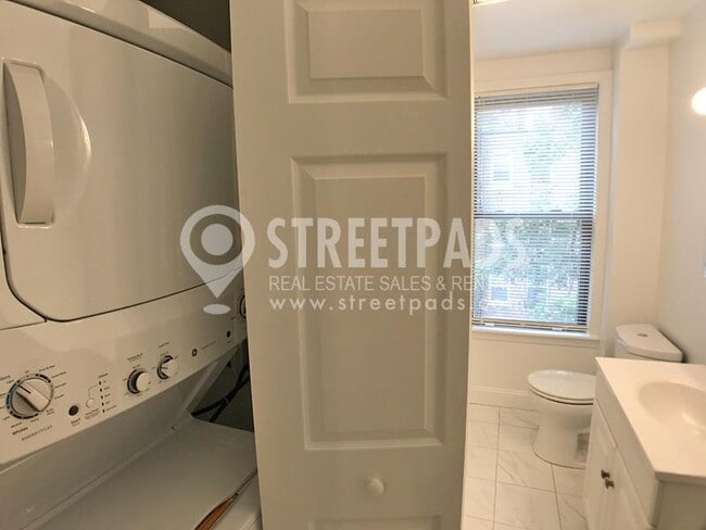 Building Photo - 3 bedroom in Brookline MA 02135