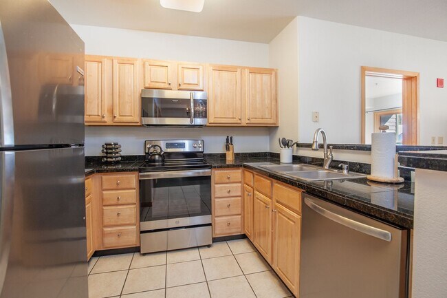 Building Photo - Evolve Real Estate: 3-6 Mos Lease Only Large Fully Furnished Condo Walking Distance to Keystone V...