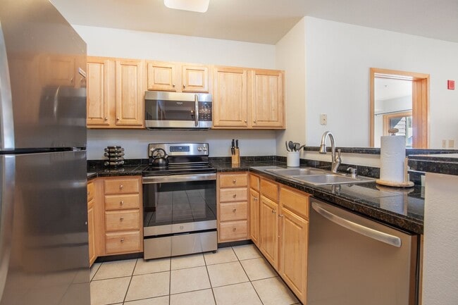 Building Photo - Evolve Real Estate: 6 Mos Lease Only Large Fully Furnished Condo Walking Distance to Keystone Vil...