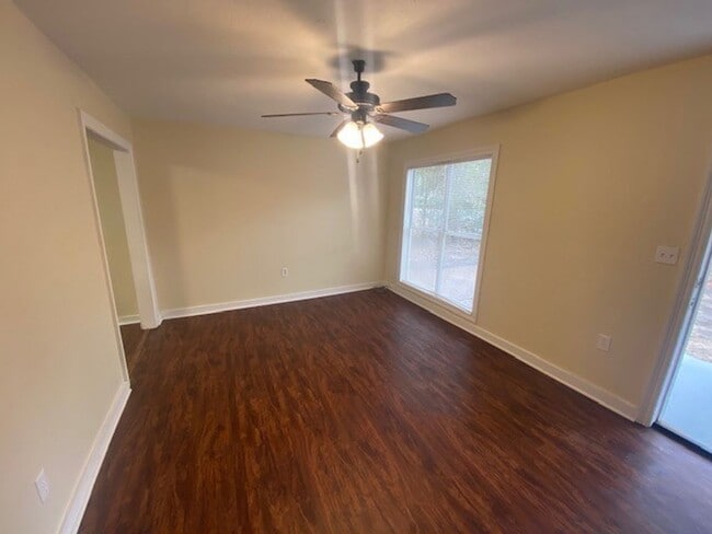 Building Photo - Newly renovated Home in Broadmor!