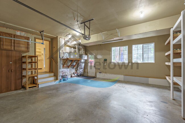 Building Photo - 4 Bedroom 4 Bathroom Home with Attached 2-...