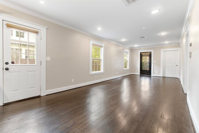 Building Photo - 814 E 23rd St