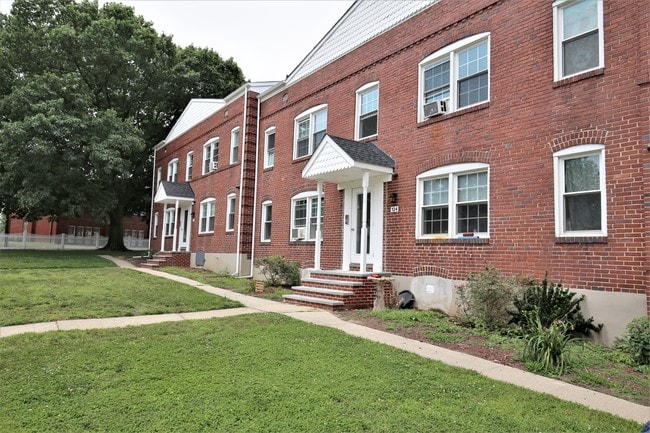 Building Photo - Liberty Springs