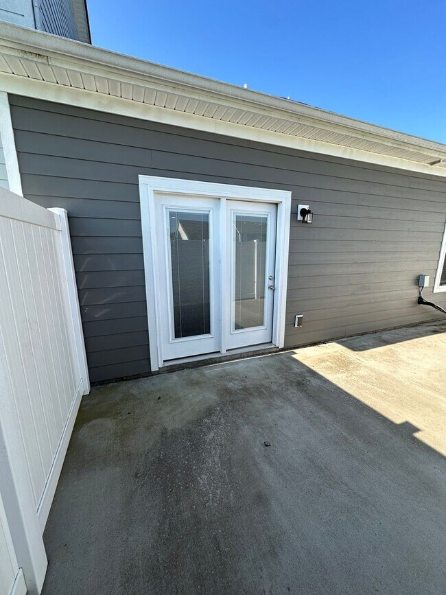 Building Photo - Beautiful 2 Bed 2.5 Bath Townhome *ZONED FOR BLACKMANS SCHOOLS*