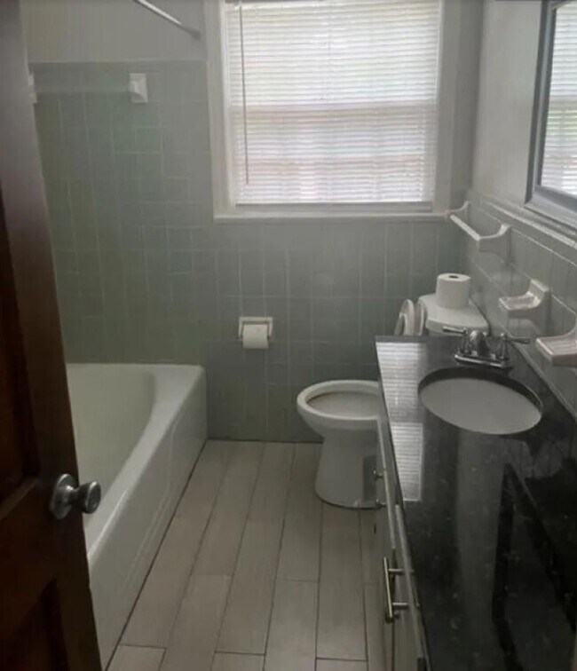 Building Photo - Beautiful, updated duplex in great area! Close to I-26 and I-20, Harbison shopping, dining, hospi...