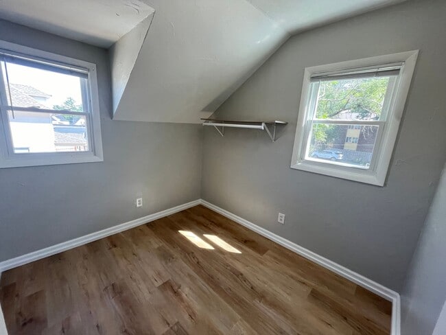 Building Photo - 3 Bed 1.5 Bath- 2 Car Garage