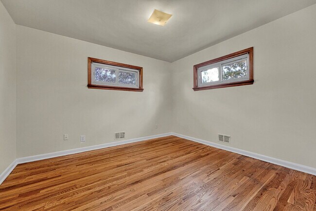 Building Photo - $2,595, 3-bed, 2-bath located in Denver.