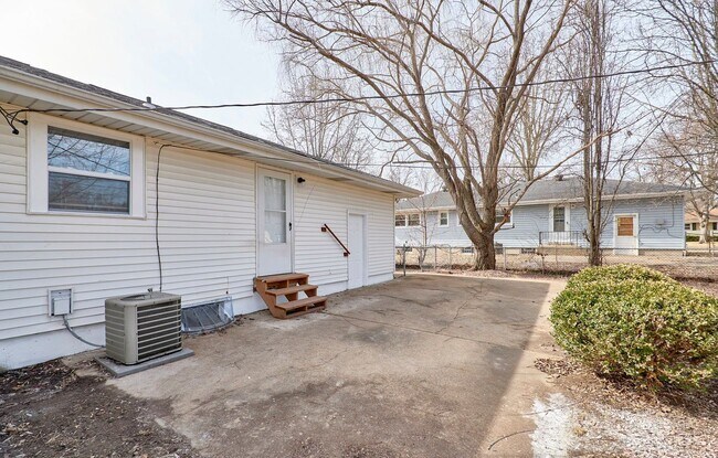 Building Photo - 255 Florisota Dr