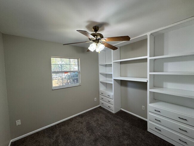 Building Photo - Charming 4 Bedroom, 1 Bathroom Home in Orange City!!