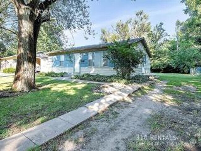 Primary Photo - $875 - 2 bedroom/ 1 bathroom - Spacious ho...