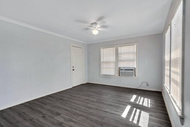 Building Photo - 305 N Robinson St