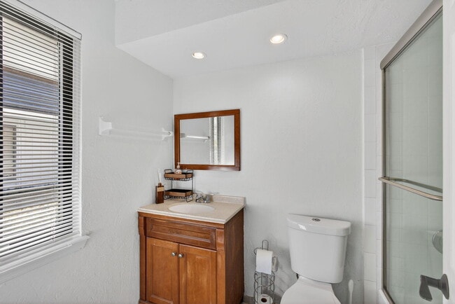 Building Photo - 168 Thornton Dr