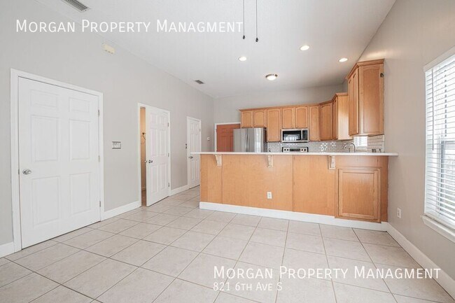 Building Photo - Amazing Freshly Painted Jacksonville Beach...