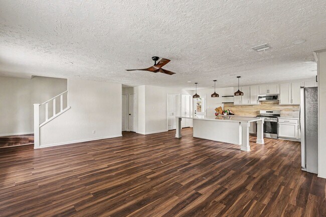 Building Photo - 2430 Summer Spring Dr