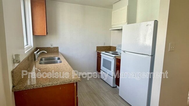 Building Photo - 317 E 5th St