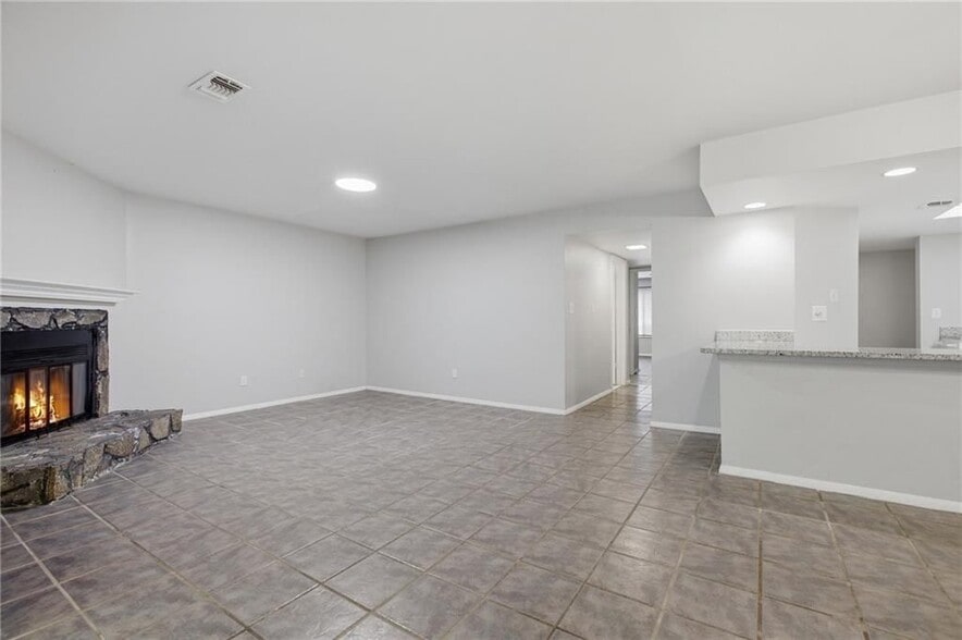 Building Photo - 2183 Surrey Ct