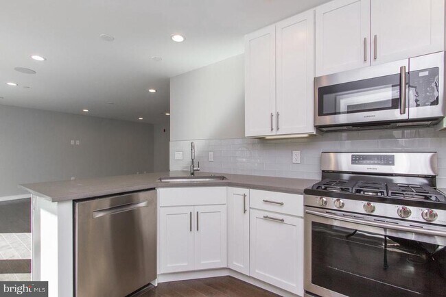 Building Photo - 720 S Sartain St
