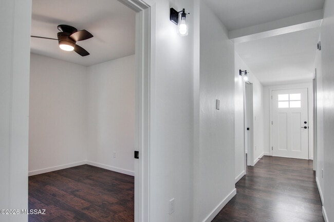 Building Photo - 1221 E 13th St