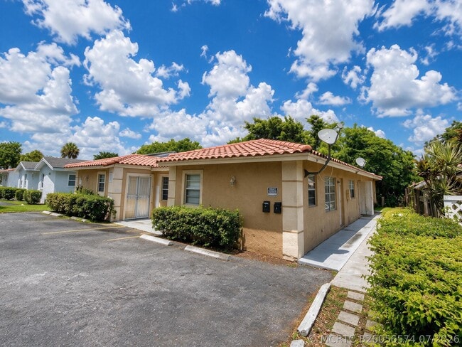 Building Photo - 4125 Woodside Dr