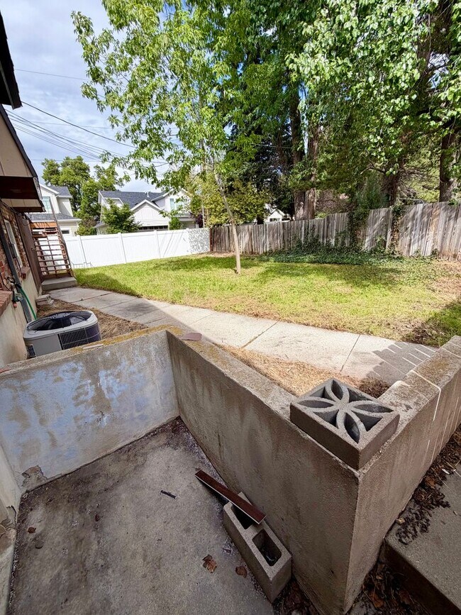 Building Photo - 5721 Highland Dr