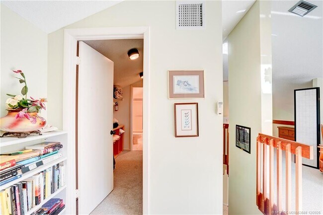 Building Photo - 233 NE Edgewater Dr