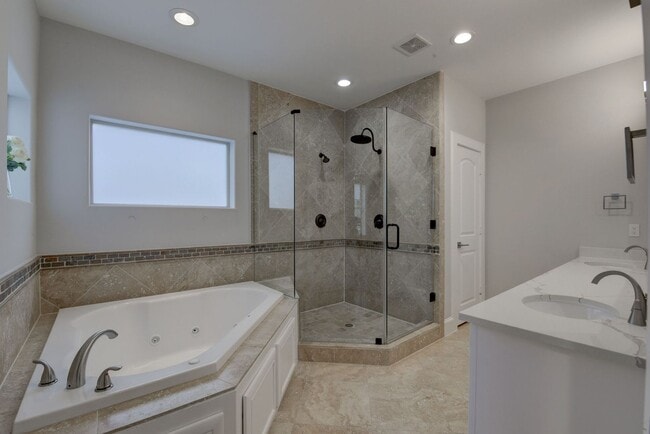 Building Photo - Beautiful 3 bedroom/3.5 bath Mediterranean...