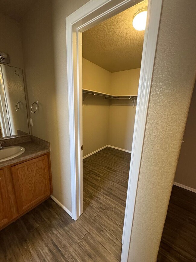Building Photo - 5727 Pecan Ln